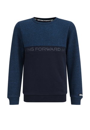Marineblå langærmet sweatshirt med lysere blå øvre bryst og ærmer, med teksten "MOVING FORWARD" henover brystet og indeni kraven.