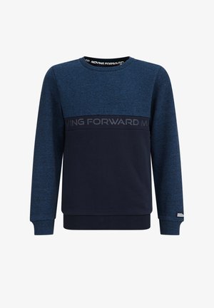 Marineblå langærmet sweatshirt med lysere blå øvre bryst og ærmer, med teksten "MOVING FORWARD" henover brystet og indeni kraven.