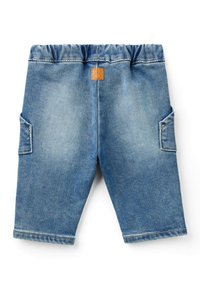 Džínové šortky světle modré barvy s elastickým pasem, dvěma bočními kapsami a malou značkovou visačkou na zadní straně. Hladká textura, délka ke kolenům.