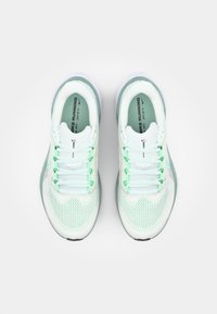Lichte hardloopschoenen met een mintgroene en witte mesh bovenkant, vetersluiting en een gevoerde zool voor comfort. Iconisch Nike-logo aan de zijkant.