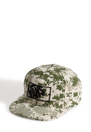 Czapka w zielono-beżowym kamuflażu, z płaskim daszkiem i czarną naszywką z logo Vans z przodu. Wykonana z tkaniny o teksturowanym wykończeniu.