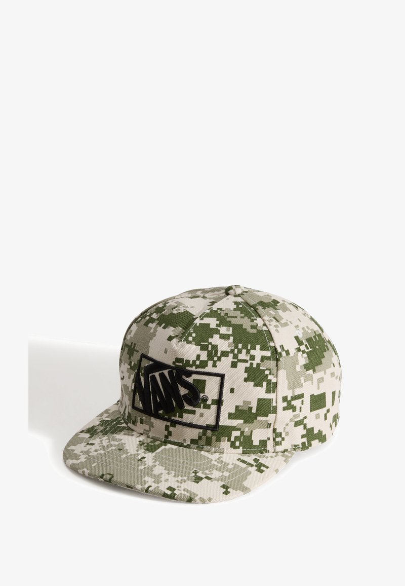 Gorra con patrón de camuflaje en verde y beige, con visera plana y parche del logo de Vans en negro en la parte frontal. Fabricada en tejido con un acabado texturizado.