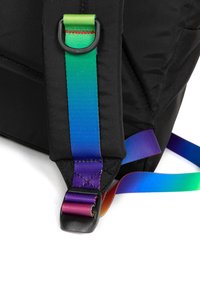 Zaino nero con spallacci colorati e regolabili in gradiente con accenti verdi, blu, viola e rossi; include una fibbia in plastica e dettagli di cucitura.