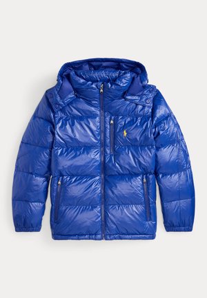 Modra puffer jakna s sijočim zaključkom, ima zadrgo spredaj, kapuco, stranske žepe in majhen logotip na prsih. Estruktuirana prešita zasnova.