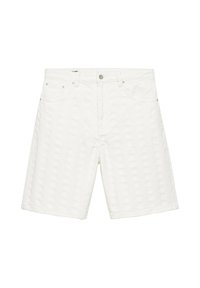 Short en denim blanc texturé avec cinq poches, passants de ceinture et fermeture à bouton devant, présenté sur un fond blanc uni.
