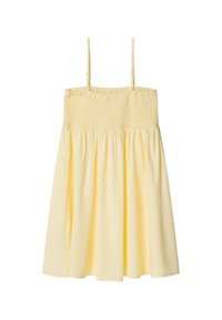 Ljusgul sommardress med tunna axelremmar, rynkad byst och rynkad kjol. Tillverkad av textil med en subtilt mönster.