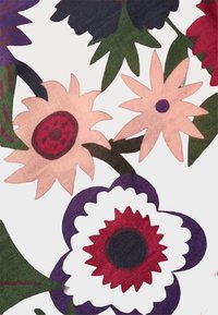 Blumenstoffdesign mit großen, mehrfarbigen Blumen in den Farbtönen Lila, Rosa und Rot auf einem weißen Hintergrund mit grünen Blättern.