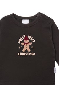Schwarzes Babyshirt mit einer Lebkuchenfigur, die einen roten Hut und Schal trägt und eine Zuckerstange hält, darüber und darunter der Text "Holly Jolly Christmas".
