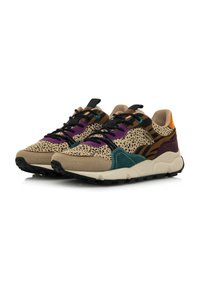 Sneaker multicolori con un mix di materiali beige, viola, teal e marroni. Tessuto testurizzato con perforazioni e suola robusta.
