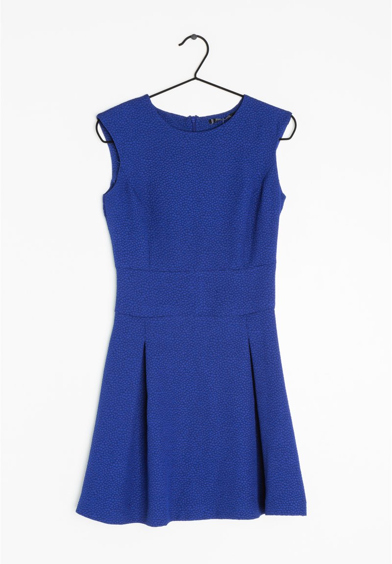 Robe bleue à manches courtes, en tissu texturé, corsage ajusté et jupe évasée avec des plis. Se ferme au dos par une fermeture éclair.