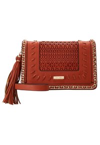 Czerwona skórzana torba na ramię z laserowo wycinanymi detalami, plecionym łańcuszkiem, ozdobnym chwostem i gładkim wykończeniem. Złote elementy metalowe.