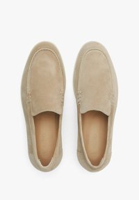 Beige Wildleder Slippers mit gesteppten Details und einem glatten Innenfutter. Runde Zehenform und minimalistisches Design. Leichte Konstruktion.