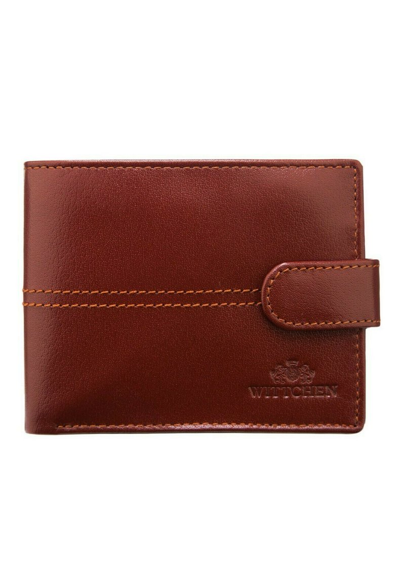 Portefeuille en cuir marron avec des détails cousus et une fermeture à pression. Présente un logo embossé. Texture lisse et forme rectangulaire.
