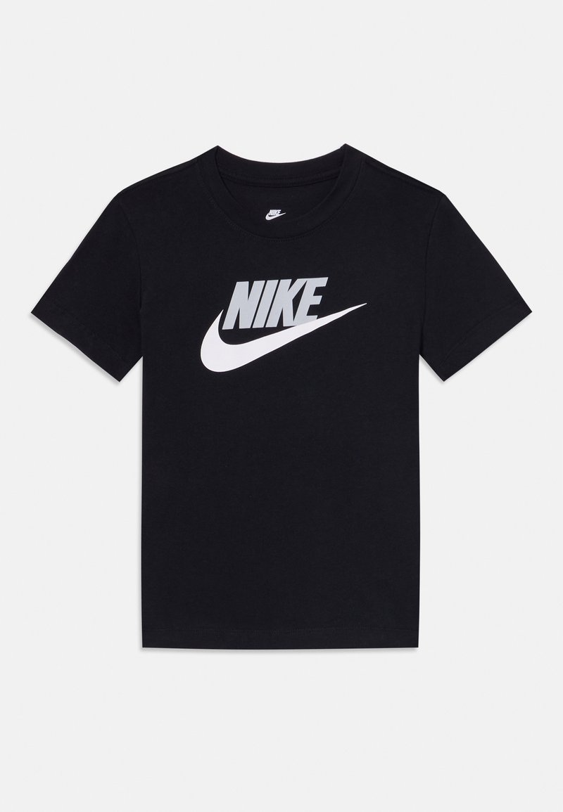 Juodas medvilninis marškinėlis su dideliu baltu "Nike" logotipu ant krūtinės, klasikine apykakle ir trumpomis rankovėmis.
