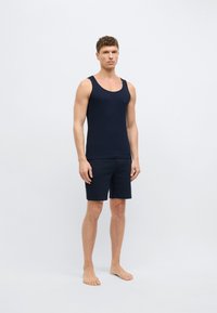 Námornícka modrá tielko a zodpovedajúce šortky z hladkej bavlny, s priliehavým strihom a jednoduchým, minimalistickým dizajnom.