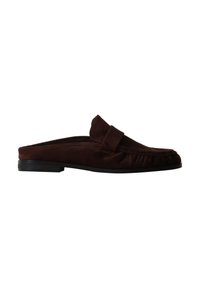 Mocassin marron en daim sans talon avec un petit talon noir et une large bride sur le dessus.