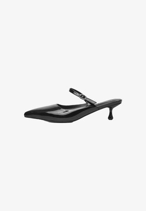Schwarze Lackleder Slingback-Absätze mit einer spitzen Zehenpartie und einem kleinen, einzigartigen geometrischen Absatz. Verfügt über einen verstellbaren Riemen für zusätzlichen Komfort.