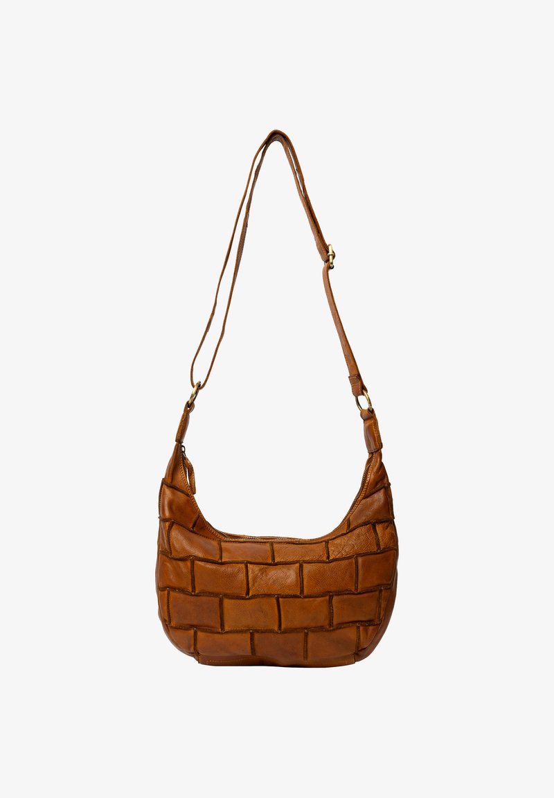 Borsa a spalla in pelle marrone con un motivo a mattoni rettangolari e tracolla regolabile, mostrata su uno sfondo bianco.