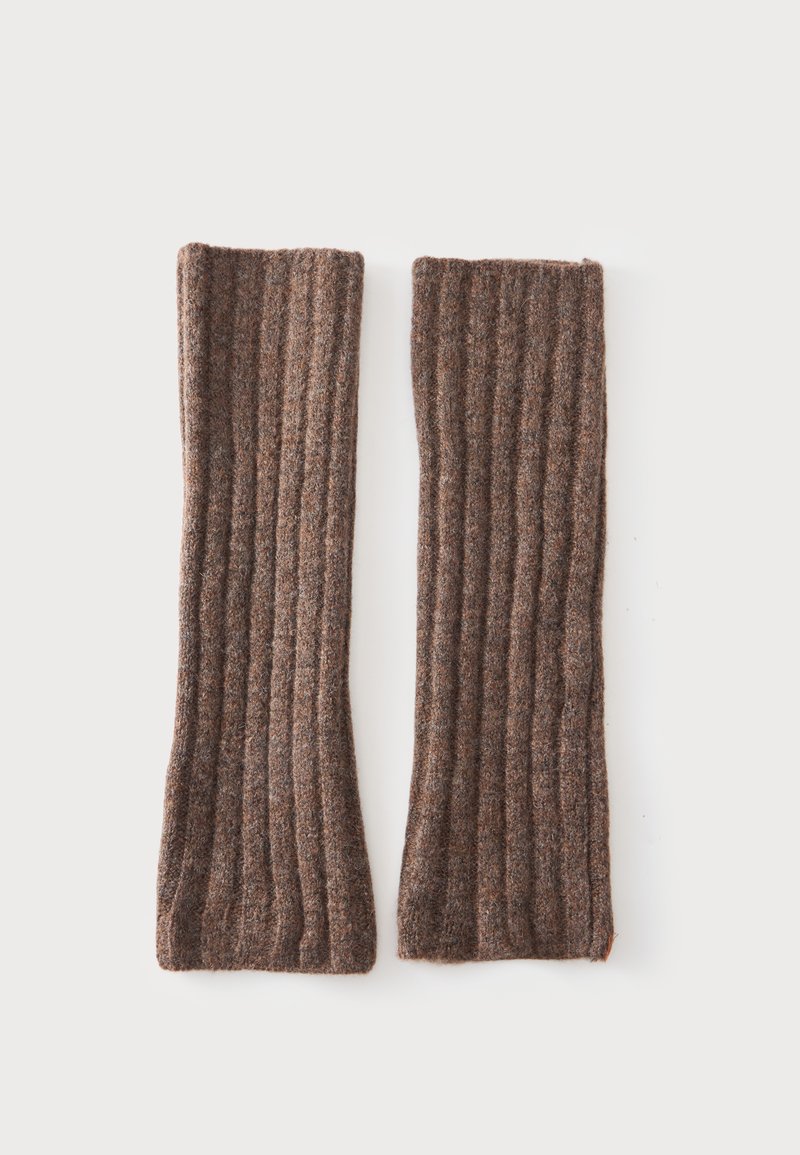 Paire de chauffe-bras en maille côtelée marron posée à plat sur fond blanc.