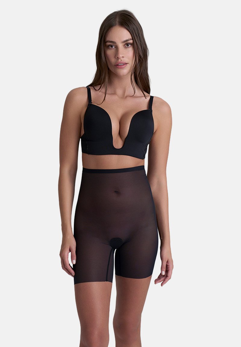 Svarta sömlösa kompressionsshorts tillverkade av genomskinligt material, med hög midja och skärning till mitten av låret, designade för en smidig täckning.