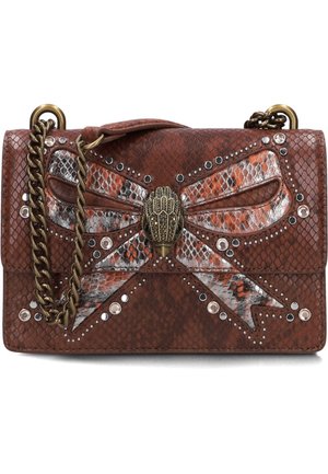 Sac à main marron à motif peau de serpent avec un nœud métallique argenté et orange, des clous décoratifs, un fermoir doré en forme de main et une bandoulière chaîne.