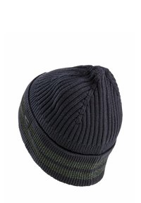 Gebreide beanie in donker marineblauw met ribbeltextuur en een contrasterende olijfgroene streep rond de basis. Heeft een logo-tag aan de zijkant.