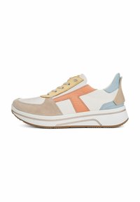 Zapatillas con parte superior de ante beige y cuero blanco, que presentan acentos en naranja y azul, una suela blanca gruesa y detalles texturizados.