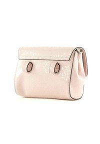 Sac à main synthétique rose avec une finition texturée, doté d'un rabat, de deux boucles décoratives et d'une bordure sombre contrastante.