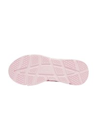 Semelle de sneaker rose clair avec un design texturé présentant des motifs rectangulaires et en losange pour l'adhérence et la traction.
