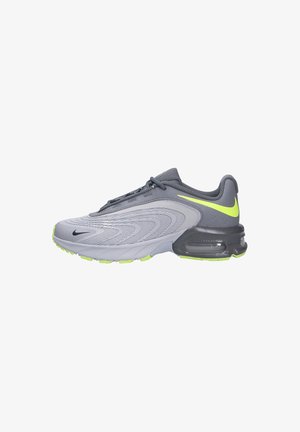 Chaussure de course Nike grise et vert néon avec tige en mesh, semelle visible avec coussin d'air et deux logos Swoosh, vue de côté gauche.