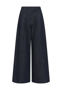 Pantalon large en denim bleu marine, avec une taille haute, des plis à l'avant et des surpiqûres jaunes contrastantes pour les détails.