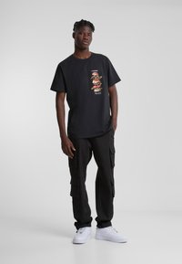 Mister Tee A BURGER  - Potiskana majica - black