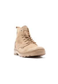 Bottines en suède beige avec une tige texturée, bout rond et semelle en caoutchouc robuste. Présente des œillets en métal et des lacets pour un maintien sécurisé.