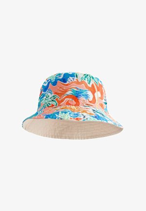 Wendbare bucket hat met tropische print van blauwe, oranje en groene palmbomen en oceaangolven, met een eenvoudige beige binnenvoering.