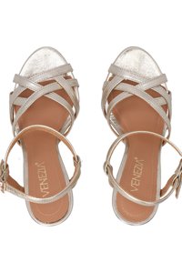 Metallisch zilveren strappy sandalen met gekruiste banden, open neuzen en enkelgesp, met een gladde textuur en een gevoerd voetbed.