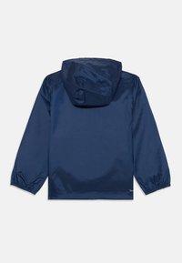 Veste légère bleu marine avec capuche ; dispose de poignets élastiques et d'une texture lisse et brillante. La vue arrière présente un minimum de détails et aucun logo visible.