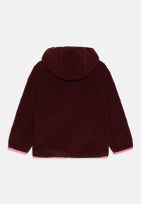 Chaqueta de forro polar burdeos con capucha, con una textura suave y un elegante borde en rosa en los puños y el dobladillo. Se muestra la vista posterior.