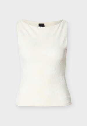 Hvit ermeløs figursydd topp med subtilt blomstrete teksturmønster og båthals.