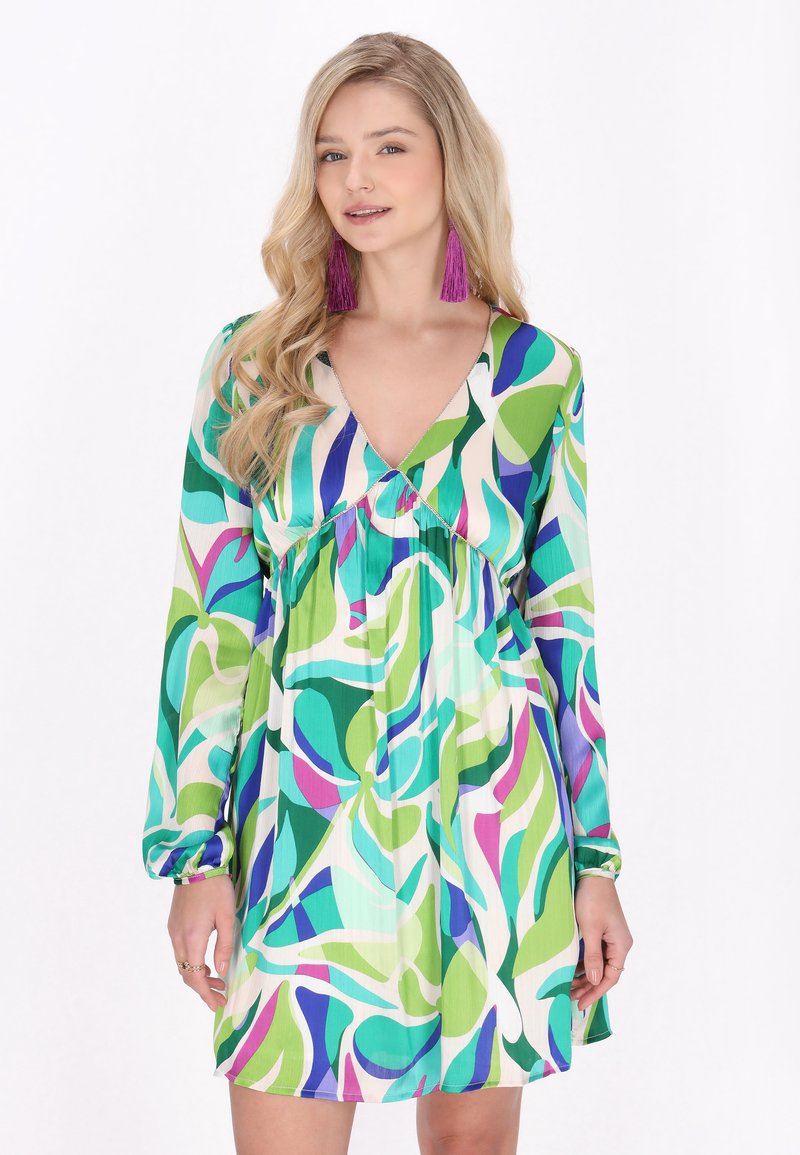 Rochie cu imprimeu floral, prezentând nuanțe vibrante de verde, albastru și violet. Mâneci lungi, decolteu în V și design cu talie empire. Material ușor.
