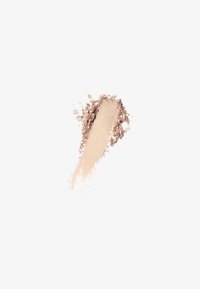 Fonde de teint en poudre libre dans une teinte beige clair, avec une texture fine et lisse, dispersée en une ligne semi-courbée sur un fond blanc.