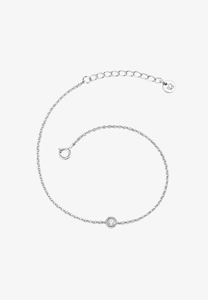 Pulsera de cadena de plata con una piedra redonda y clara en el centro, con un delicado diseño retorcido y una pequeña etiqueta circular.