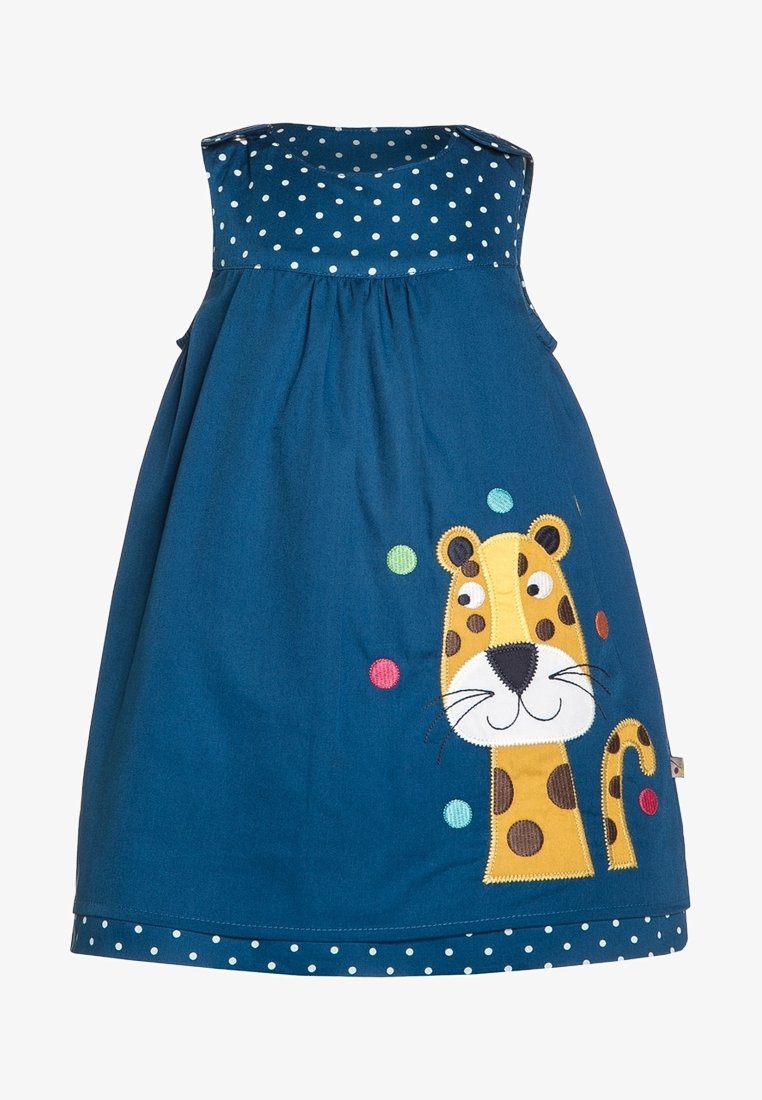 Niebieska sukienka w białe kropki z dużą aplikacją w kształcie żółtego lamparta z czarnymi plamami, otoczona kolorowymi kropkami na dole.
