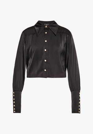 Zwarte satijnen cropped shirt met een puntige kraag, knoopsluiting aan de voorkant en lange mouwen met knoopaccenten bij de manchetten.