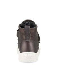 Stivale alla caviglia impermeabile marrone con finitura in pelle liscia, retro texture e suola bianca maculata. Presenta una linguetta per facilitare l'indossamento.