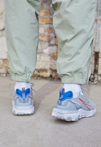 Nike Sportswear REACT VISION - Sapatilhas - light smoke grey/university red