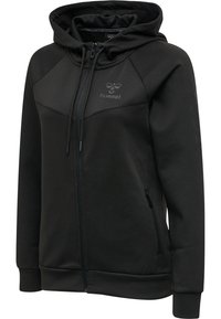 Sort zip-up hoodie lavet af glat stof; har en hætte, forlommer og et logo på brystet, samt subtile teksturerede detaljer på ærmerne.