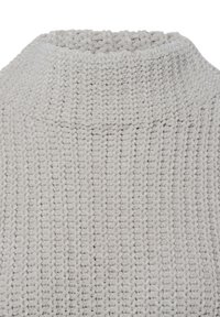 Hellgrauer Strickpullover mit hohem Kragen, der ein strukturiertes Muster und einen weichen, gemütlichen Stoff aufweist.