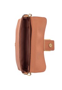 Borsa a tracolla in pelle color cuoio con superficie texturizzata, dettagli in metallo dorato e interno aperto, dotata di chiusura magnetica e design minimalista.