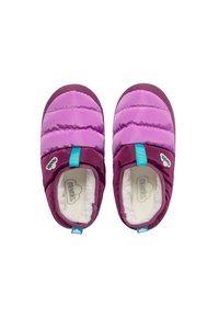 Zapatillas acolchadas en púrpura y rosa con un suave forro de lana polar, aberturas elásticas y correas de acento en azul verdoso. Suelas de goma duraderas para mayor agarre.