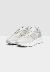 Jasnoszare sneakersy z siateczkowymi i syntetycznymi skórzanymi panelami, płaskimi sznurówkami, teksturalnymi akcentami oraz wyściełaną podeszwą z niewielkim podniesieniem.